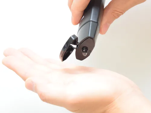 薬用スカルプシャンプーOilyを500円玉程度の大きさを手に取る