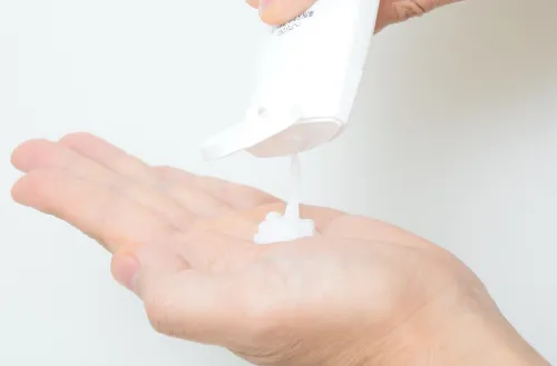 薬用スカルプキープを500円玉程度の大きさを手に取る