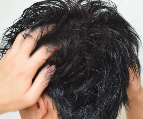 コンディショナーを髪全体になじませる