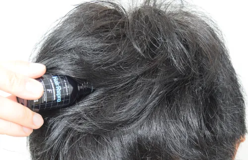 頭の前から後ろに滑らせるように塗布