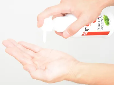 アルガンK2シャンプーを５００円玉程度の大きさを手に取る