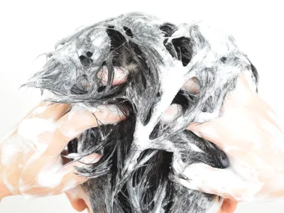 シャンプーはサイド、後ろから上に向かって前頭部を洗う