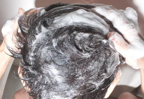 プレミアムブラックシャンプーで洗髪中の様子