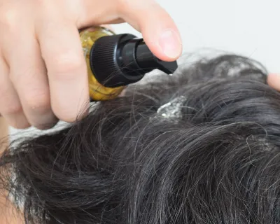 MONOVOヘアトニックグロウジェルを塗布