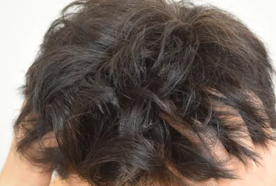 MONOVOヘアトニックグロウジェルで頭皮マッサージ