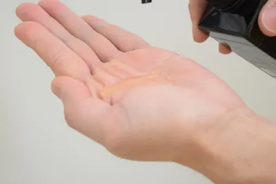 Growth Project.アロマシャンプー適量を手に取る